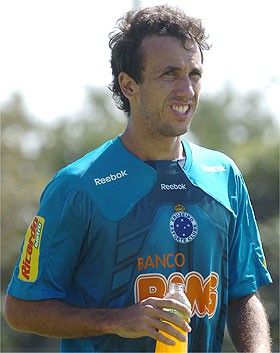 Atacante foi avaliado pelos médicos e lesão foi descartada