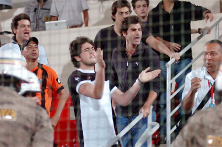 Clima esquenta nas cadeiras no fim da partida